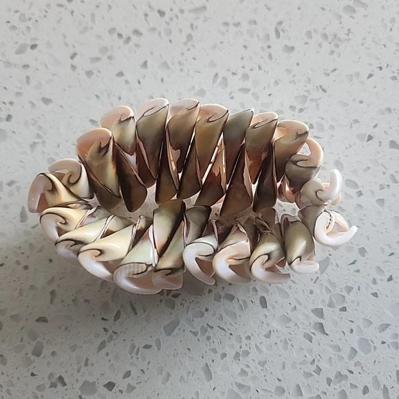 Seashell Stretchable Bracelet. - Picture 3 of 6